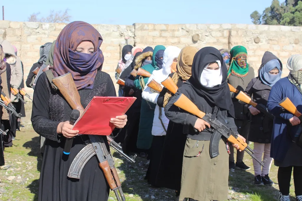 المرأة في الطبقة تنظم نفسها ضمن صفوف الحماية الذاتية