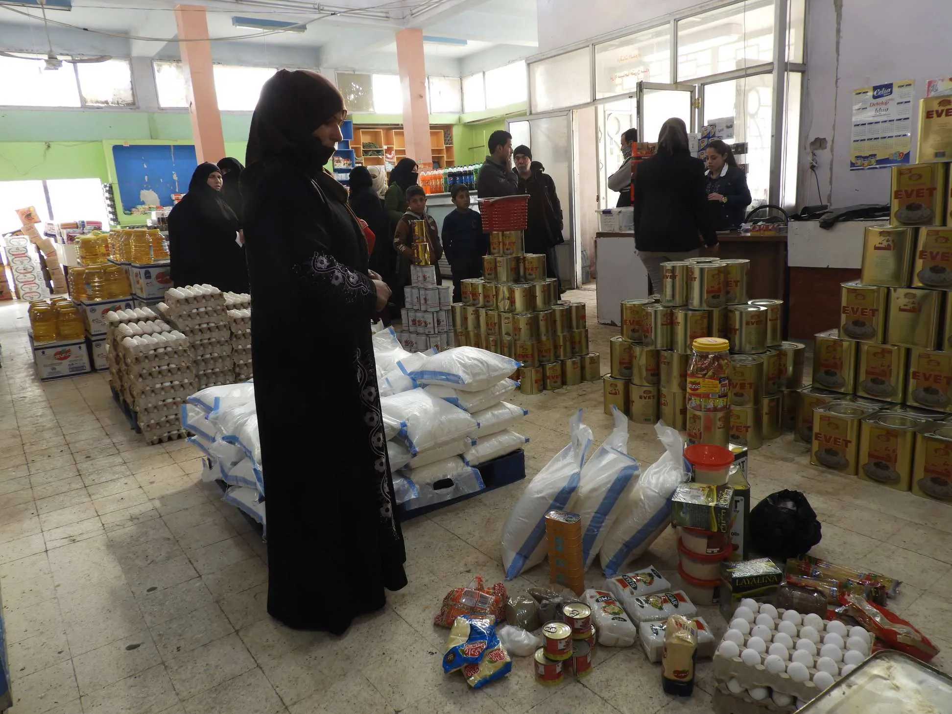 الجمعية التعاونية في منبج توزع قسائم على العوائل الفقيرة والنازحين  
