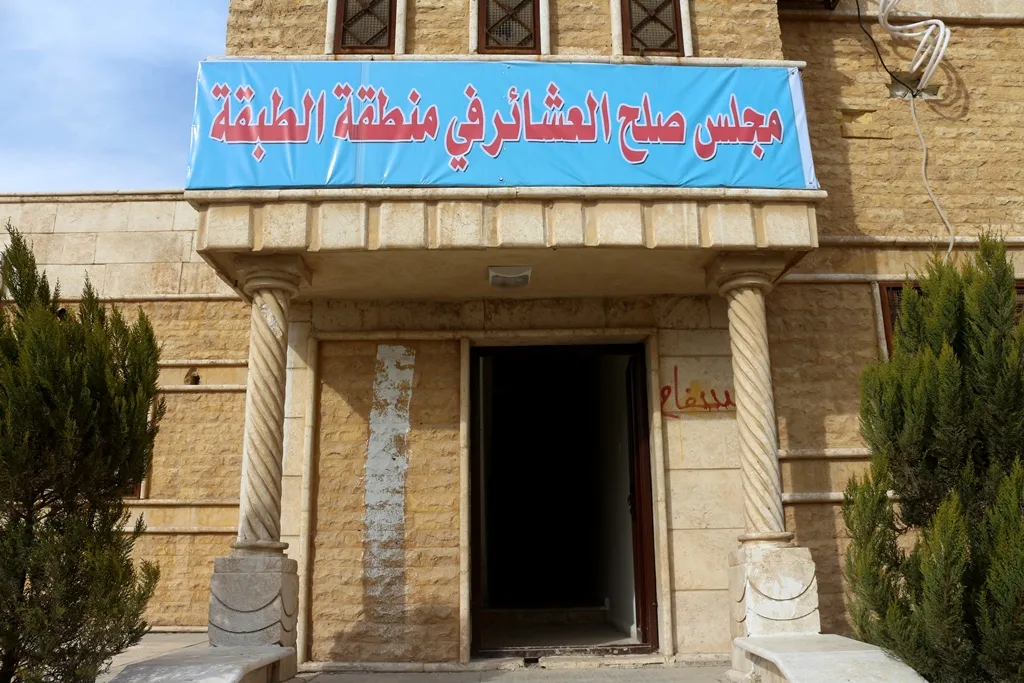 عشائر منطقة الطبقة تؤكد وقوفها إلى جانب ق س د