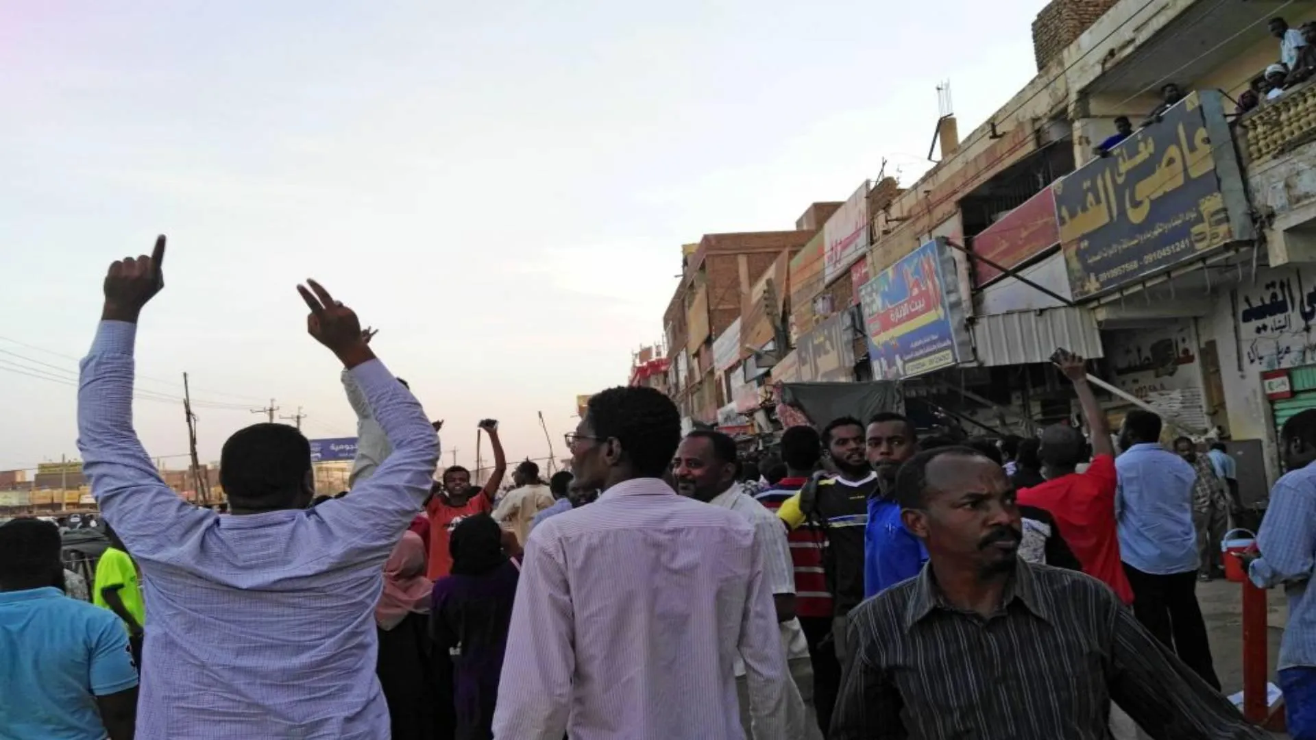 الشرطة السودانية تطلق الغاز المسيل للدموع على المحتجين في أم درمان