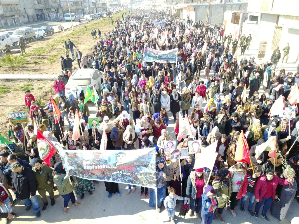 من كوباني... آلاف المتظاهرين يجددون العهد لتحرير عفرين