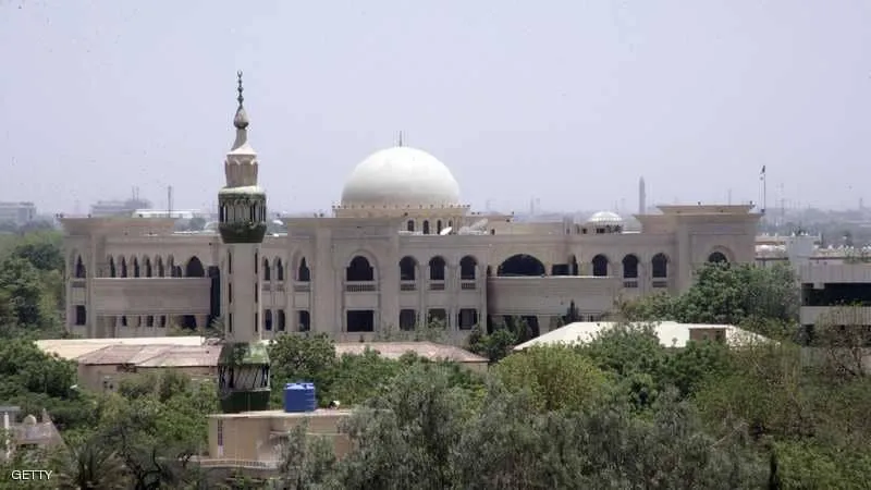 الشرطة السودانية تفرق محتجين قرب القصر الرئاسي والحكومة تزيد الرواتب