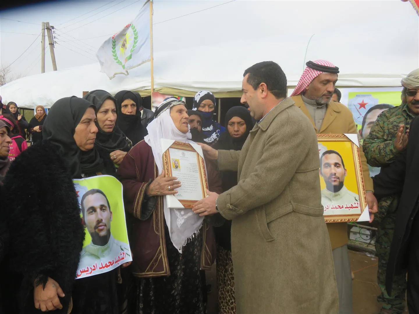 تقديم واجب العزاء لذوي الشهيد محمد ادريس