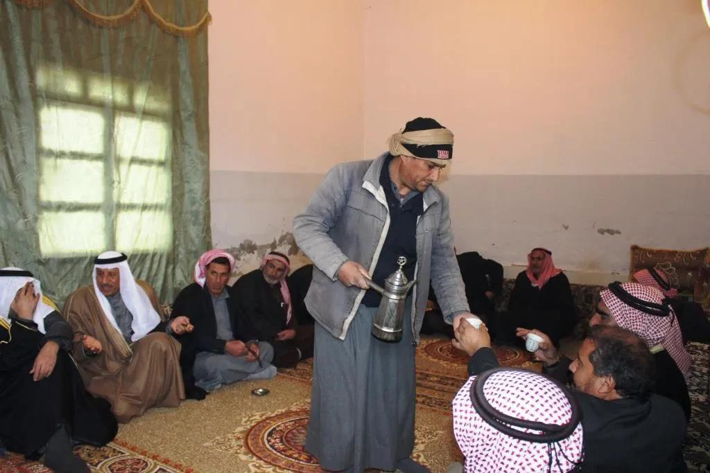 جلسة مصالحة بين عشيرتين إثر قضية ثأر استمرت عامين