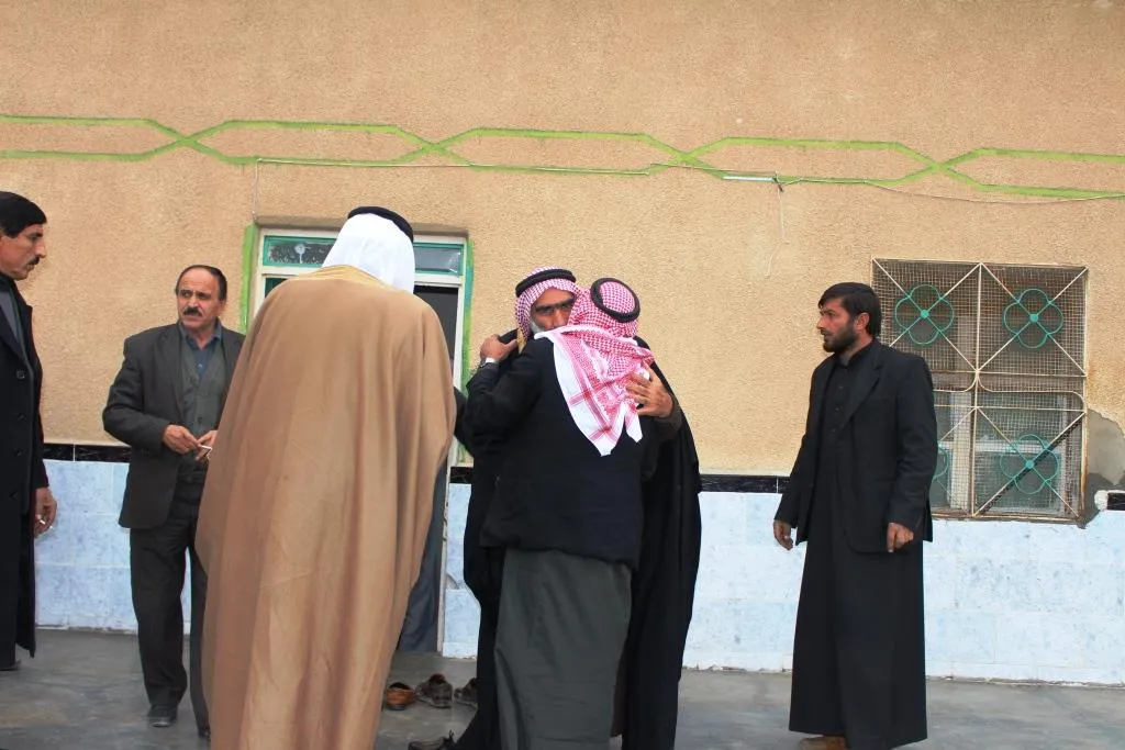 جلسة مصالحة بين عشيرتين إثر قضية ثأر استمرت عامين