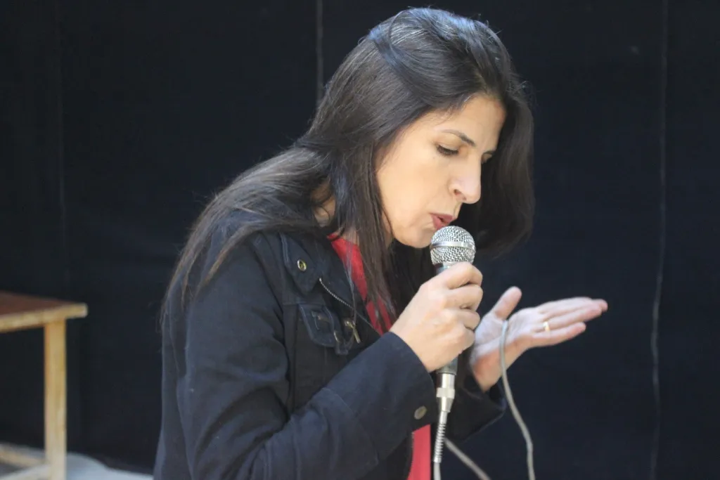 شعراء يقدمون قصائد شعرية خلال أمسية شعرية