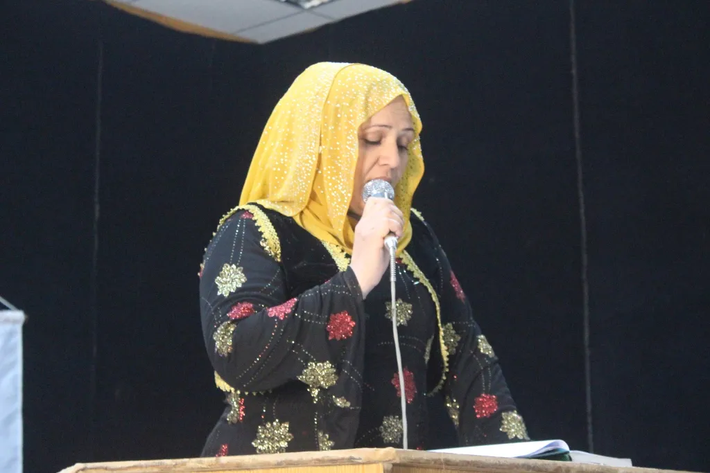 شعراء يقدمون قصائد شعرية خلال أمسية شعرية