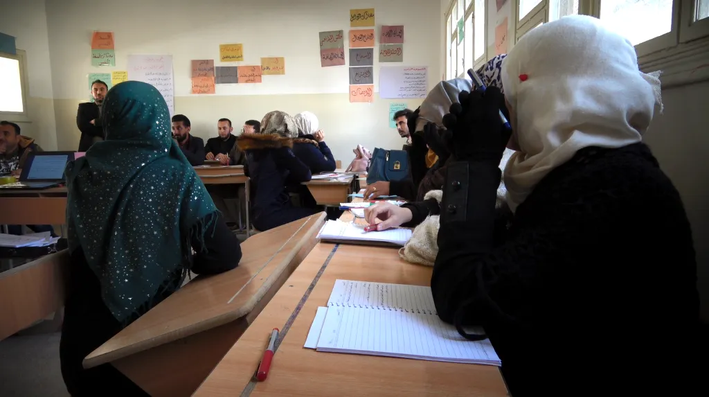 487 معلماً ومعلمة يلتحقون بدورة تدريبية في الطبقة