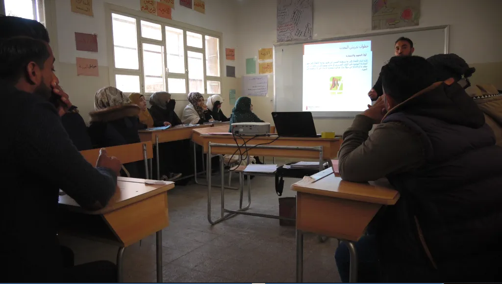 487 معلماً ومعلمة يلتحقون بدورة تدريبية في الطبقة