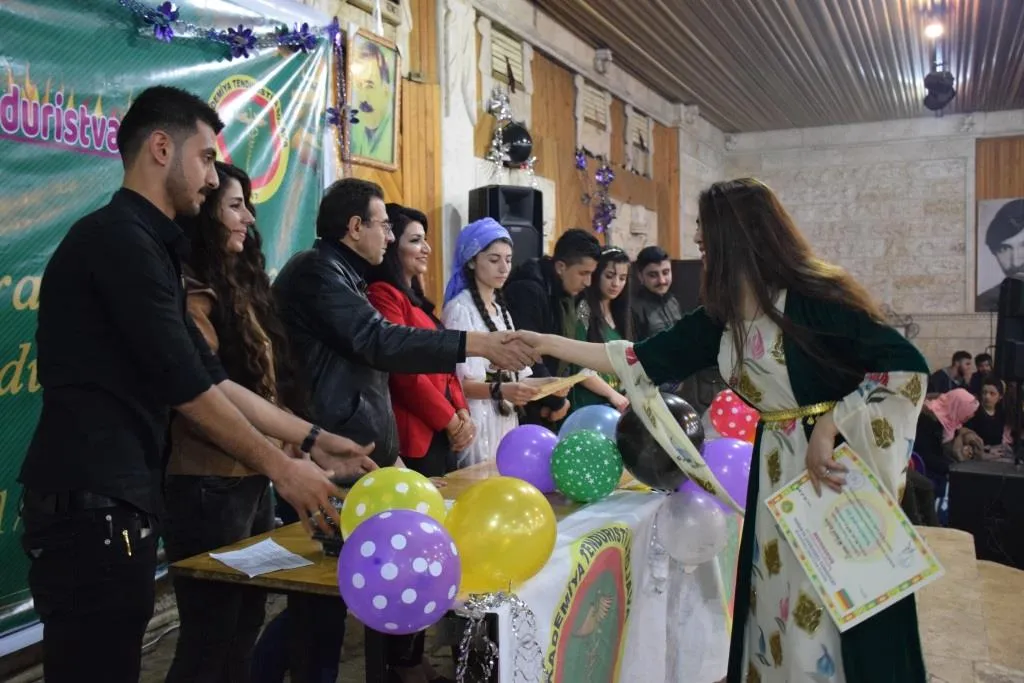 أكاديمية الطب تخرّج دورة تمريضية لـ43 طالباً وطالبة من شمال وشرق سوريا