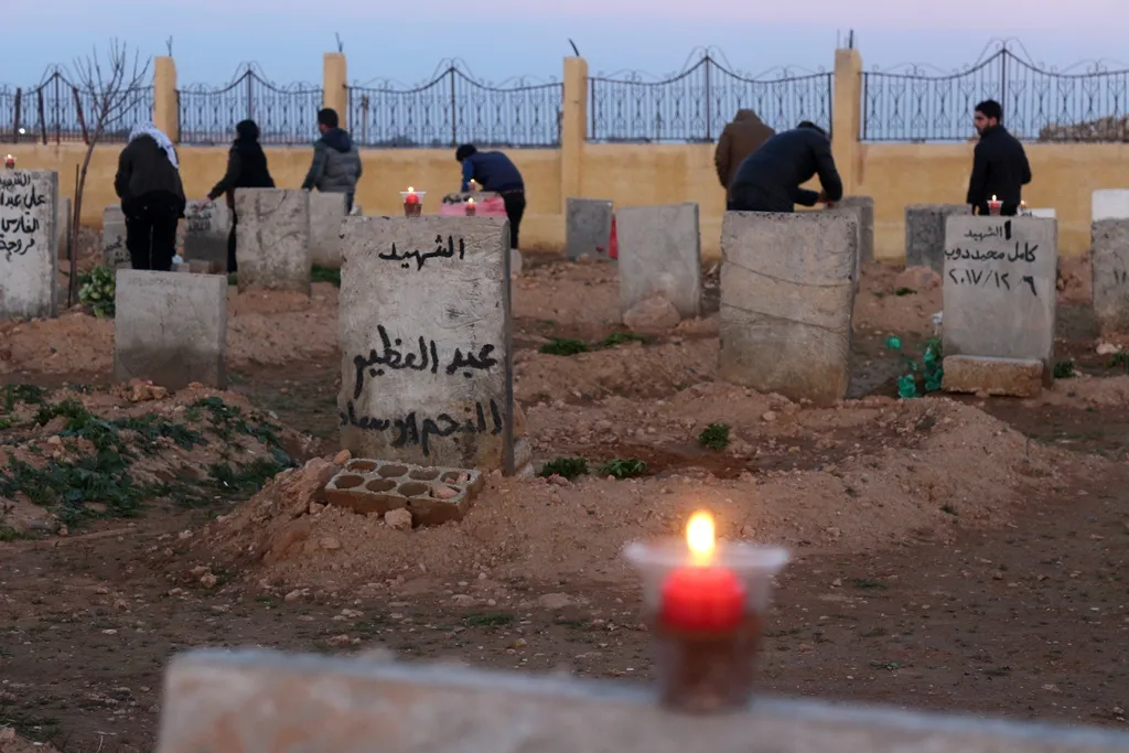 أهالي الطبقة يشعلون شموع على أضرحة الشهداء