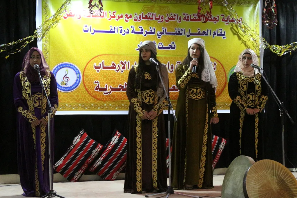 ʹنرفض الإرهاب وننادي بالحريةʹ رسالة أمسية غنائية في الطبقة