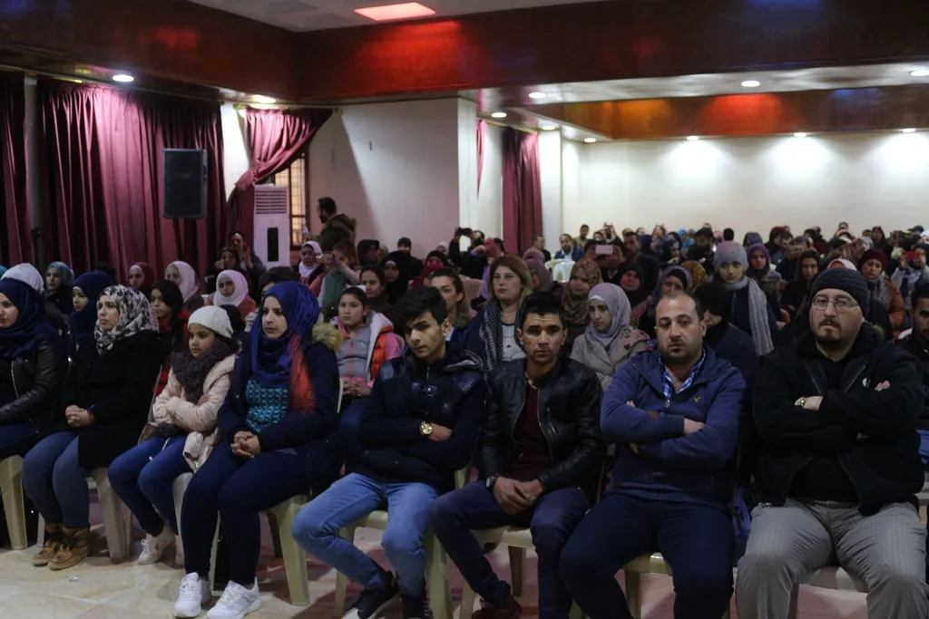 ʹنرفض الإرهاب وننادي بالحريةʹ رسالة أمسية غنائية في الطبقة