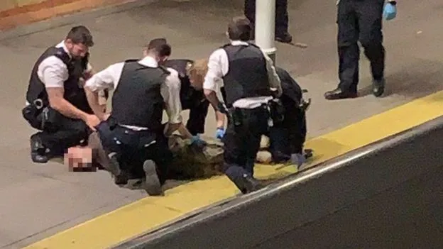 الشرطة البريطانية تعتقل شخصاً يحمل "ساطوراً" في محطة قطارات جنوبي لندن