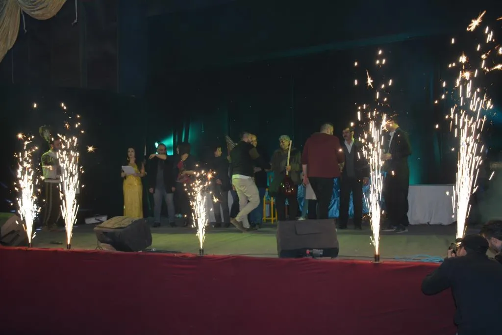 تقديم جوائز للفائزين في مهرجان العزف المنفرد في يومه الأخير