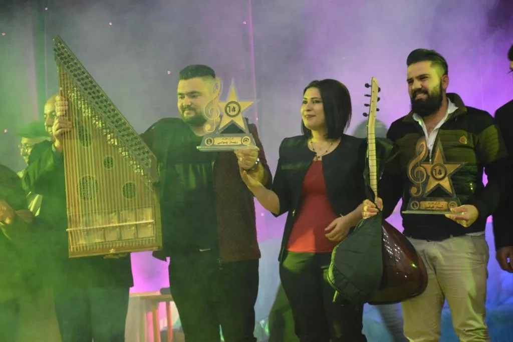 تقديم جوائز للفائزين في مهرجان العزف المنفرد في يومه الأخير