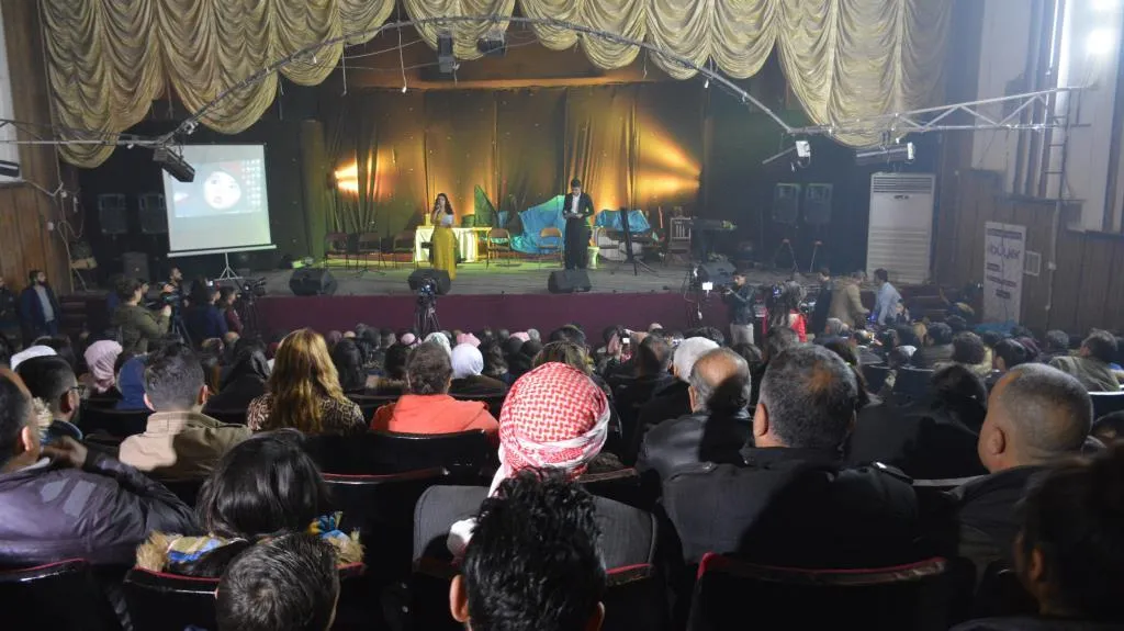 تقديم جوائز للفائزين في مهرجان العزف المنفرد في يومه الأخير