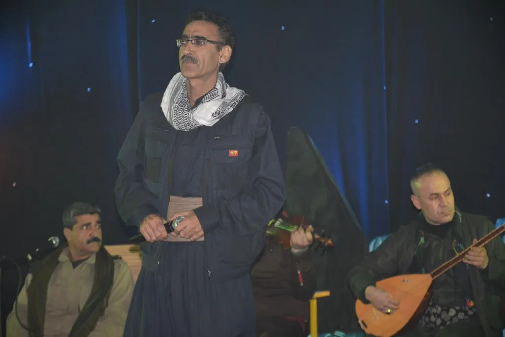 تقديم جوائز للفائزين في مهرجان العزف المنفرد في يومه الأخير