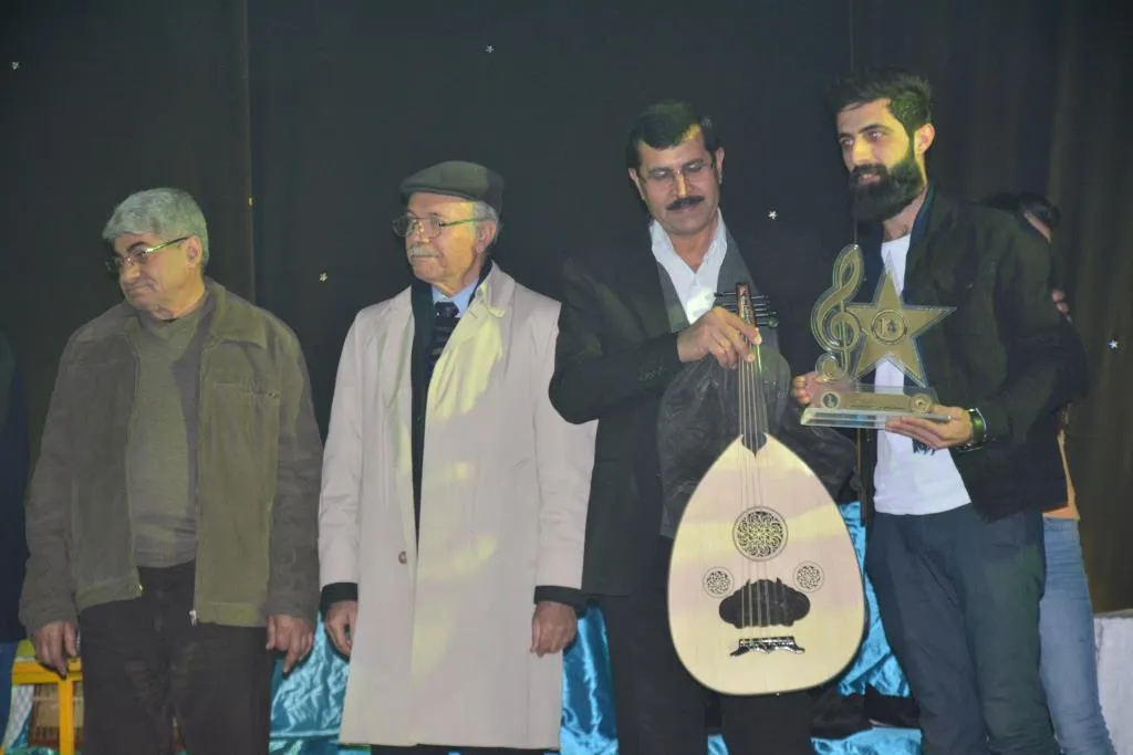 تقديم جوائز للفائزين في مهرجان العزف المنفرد في يومه الأخير