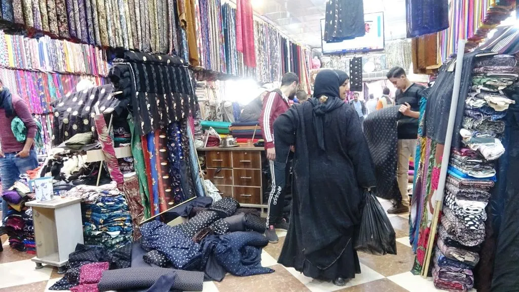 بعد حرمان دام أعوام نساء الرقة يلبسن الزي الملون