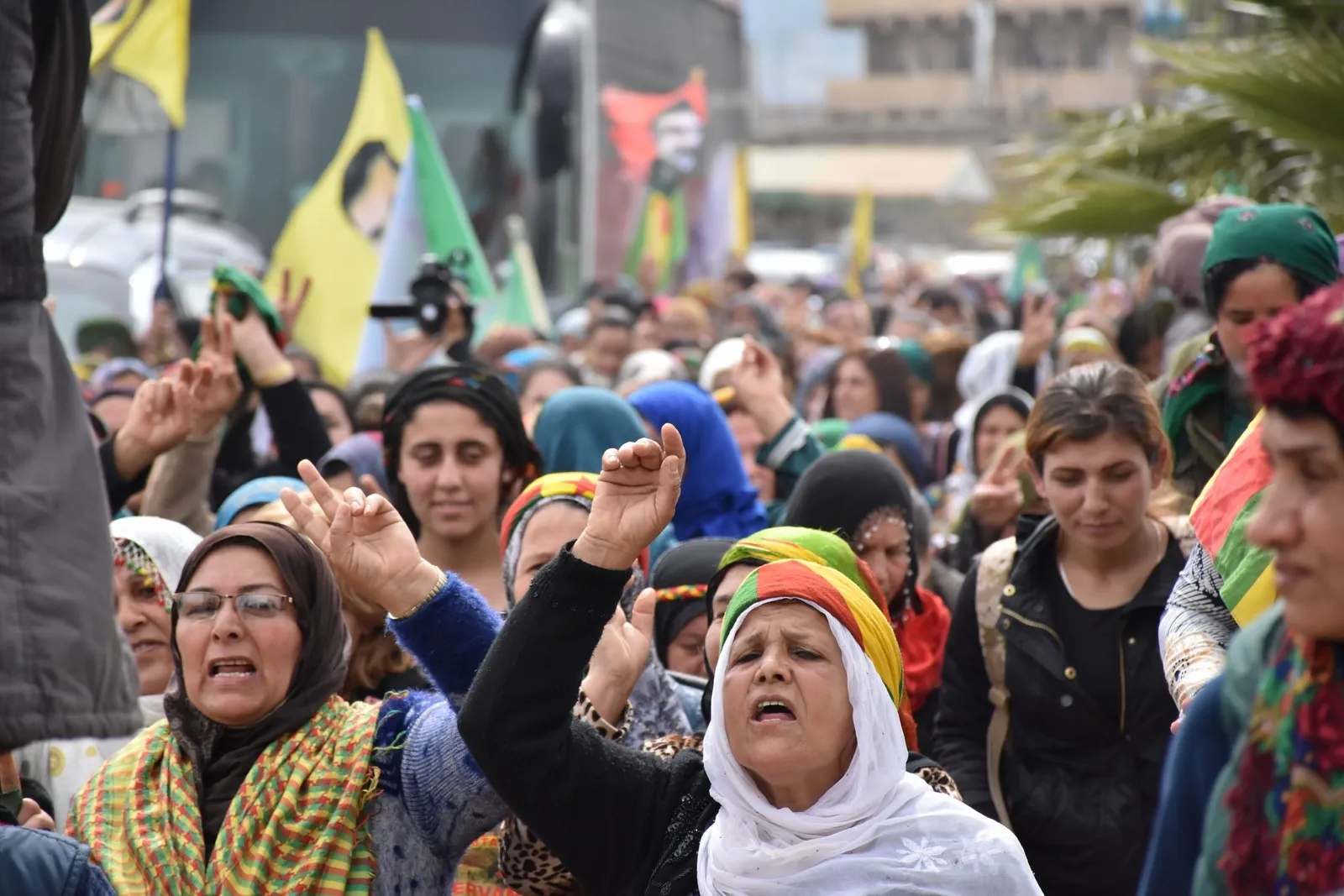 جنديات مجهولات في جبهات مقاومة العصر