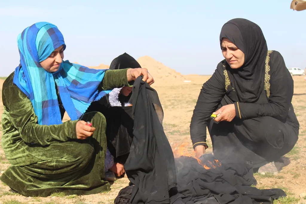الإيزيديات المحررات: العديد من النساء مازلن بيد داعش ونأمل تحريرهن أيضاً
