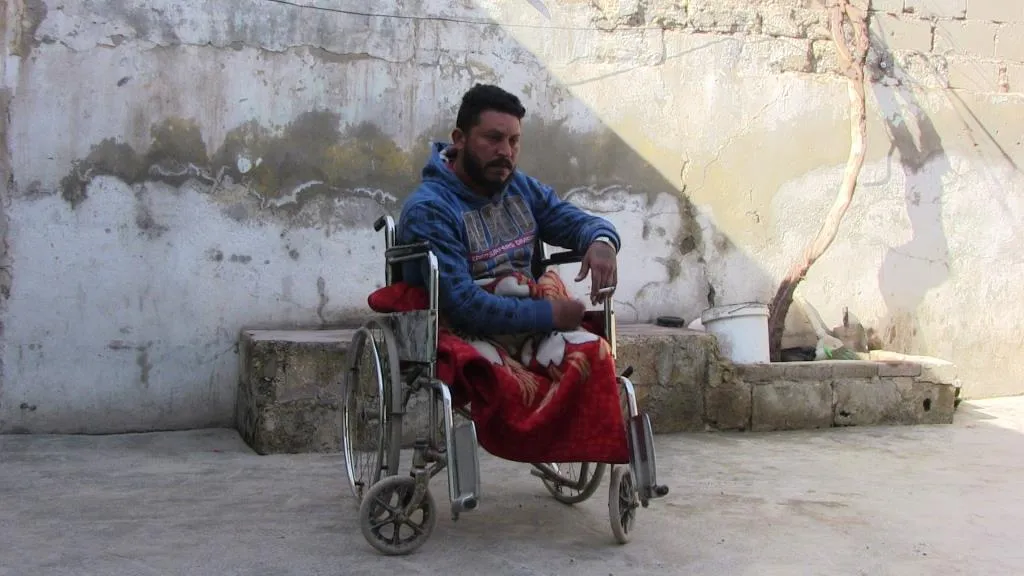 قصف مرتزقة داعش جعله يخسر عائلته وسببت له الإعاقة