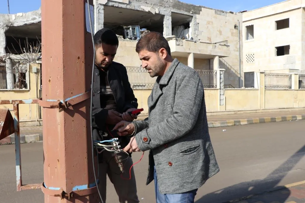 استمرار صيانة المحولات والأسلاك لإعادة التيار الكهربائي لمدينة الرقة