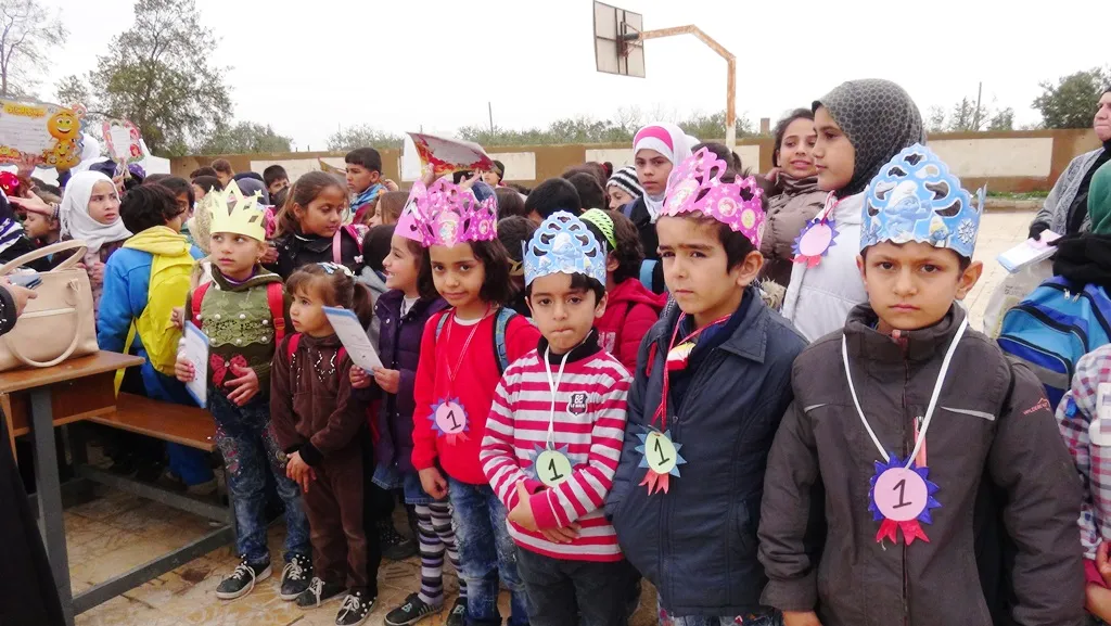 وسط أجواء احتفالية مدارس الطبقة سلمت الجلاء المدرسي للطلاب
