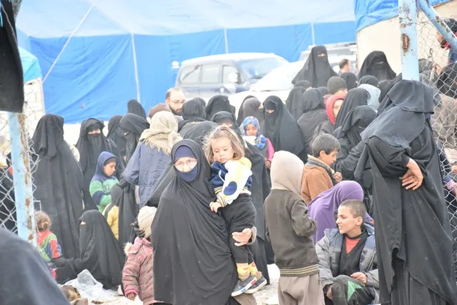 دفعة جديدة من النازحين وعوائل داعش تصل مخيم الهول