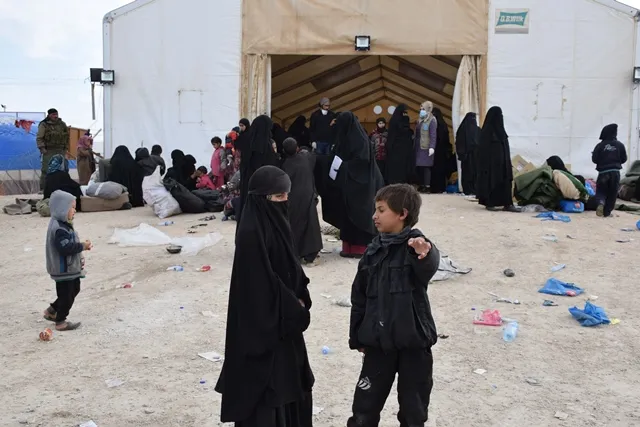 دفعة جديدة من النازحين وعوائل داعش تصل مخيم الهول