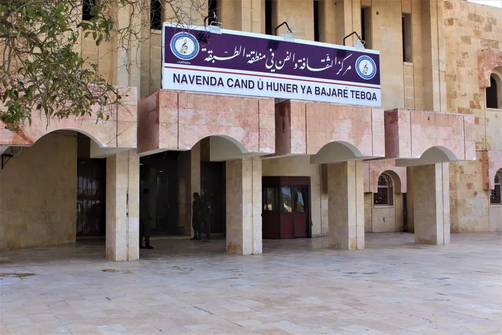 لجنة الثقافة والفن تفتتح أول معرض للأعمال اليدوية في الطبقة