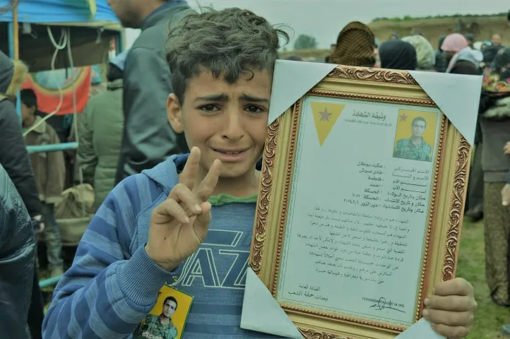 أهالي تل تمر وريفها يقدمون واجب العزاء لذوي الشهيد عكيد بوطان