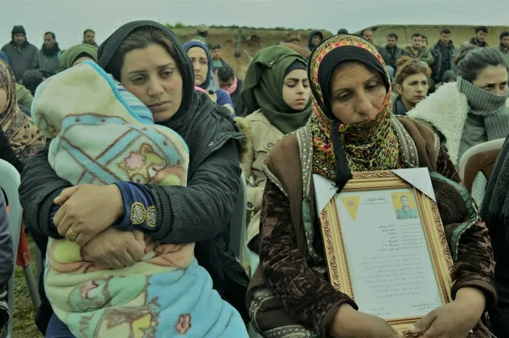 أهالي تل تمر وريفها يقدمون واجب العزاء لذوي الشهيد عكيد بوطان