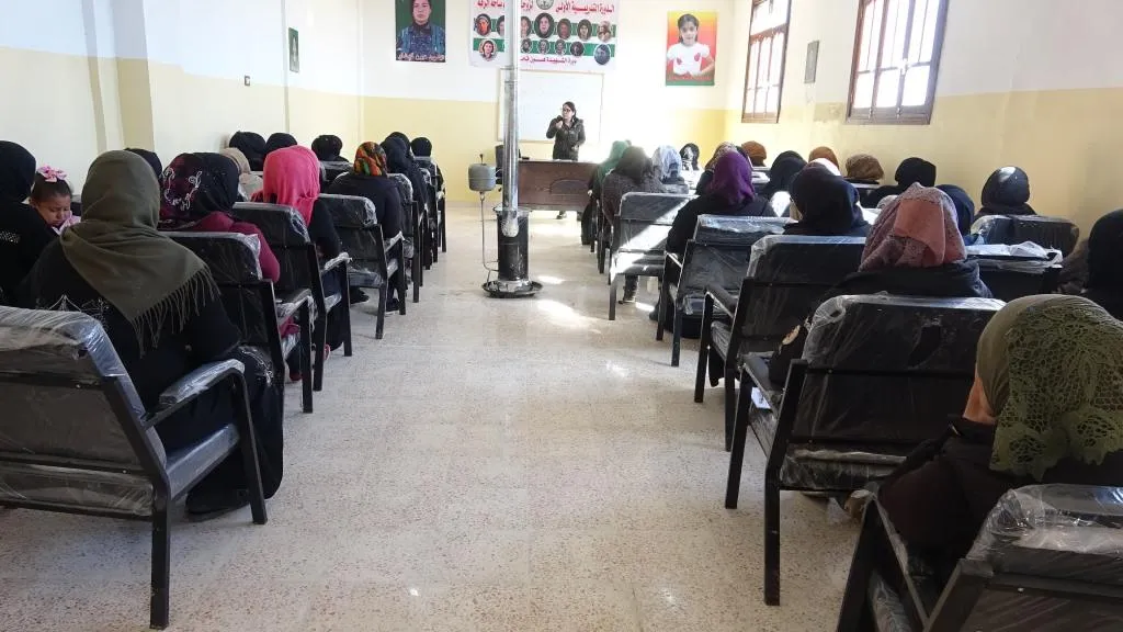أمهات وزوجات الشهداء في الرقة يلتحقن بأكاديميات المرأة السورية
