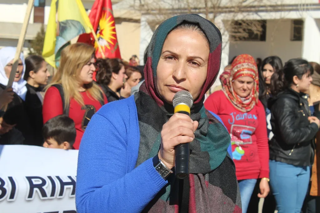 الآلاف من أهالي ديريك يتضامنون مع المضربين عن الطعام في سجون تركيا