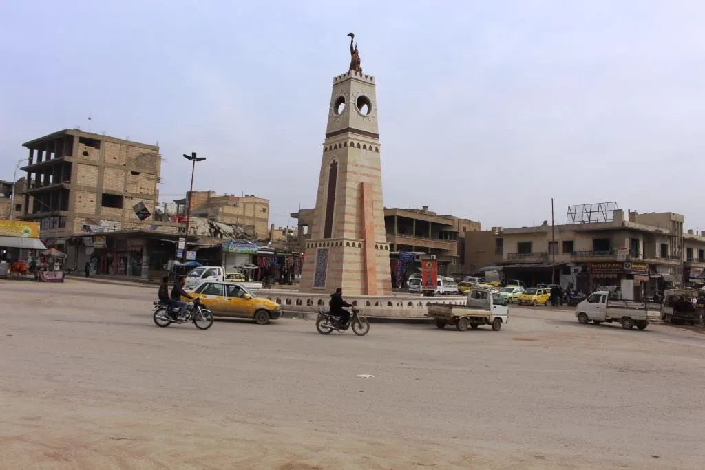 لجنة الثقافة والآثار تنصب تمثالاً أعلى برج الساعة