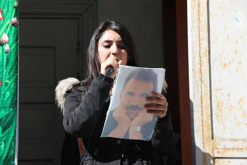طلبة حلب يطالبون بحرية أوجلان عبر مشاركتهم في معرض