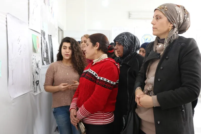 طلبة حلب يطالبون بحرية أوجلان عبر مشاركتهم في معرض