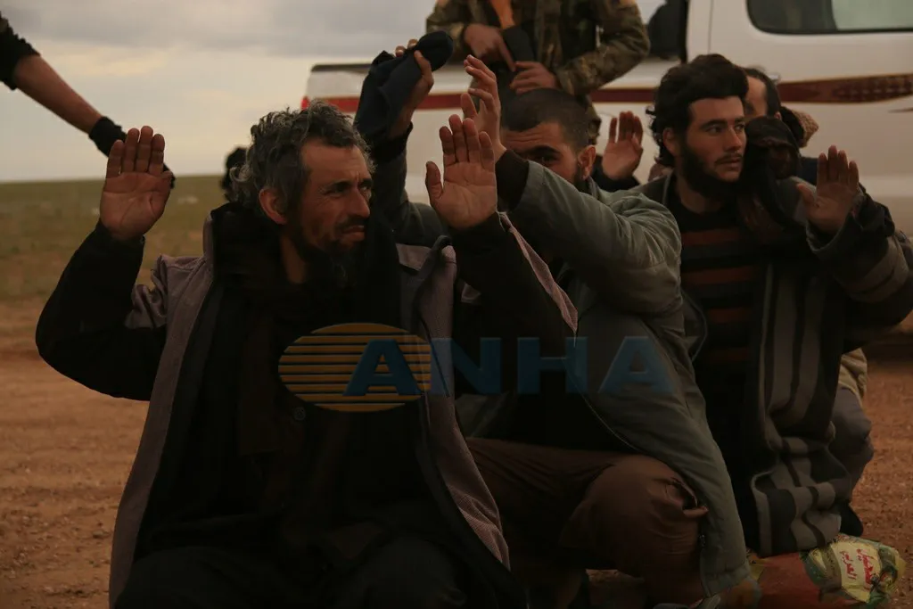 بالصور والفيديو.. لحظة استسلام المئات من مرتزقة داعش من مختلف الجنسيات