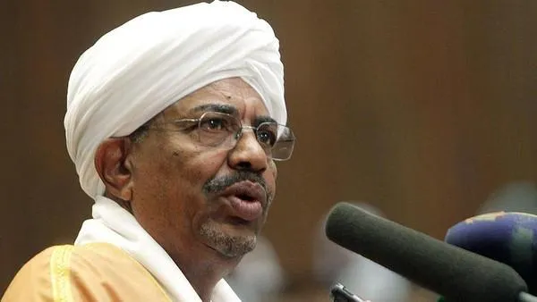 الرئيس السوداني يحل الحكومة ويعلن حالة الطوارئ لمدة عام