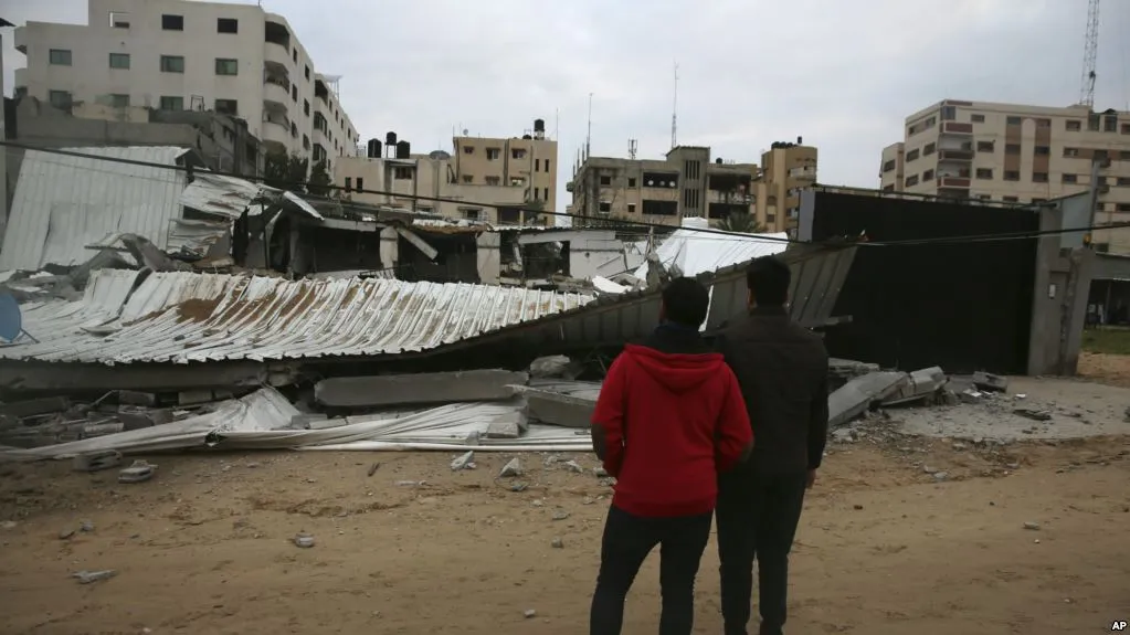 إسرائيل تضرب نحو 100 هدف في غزة رداً على إطلاق صاروخين صوب تل أبيب