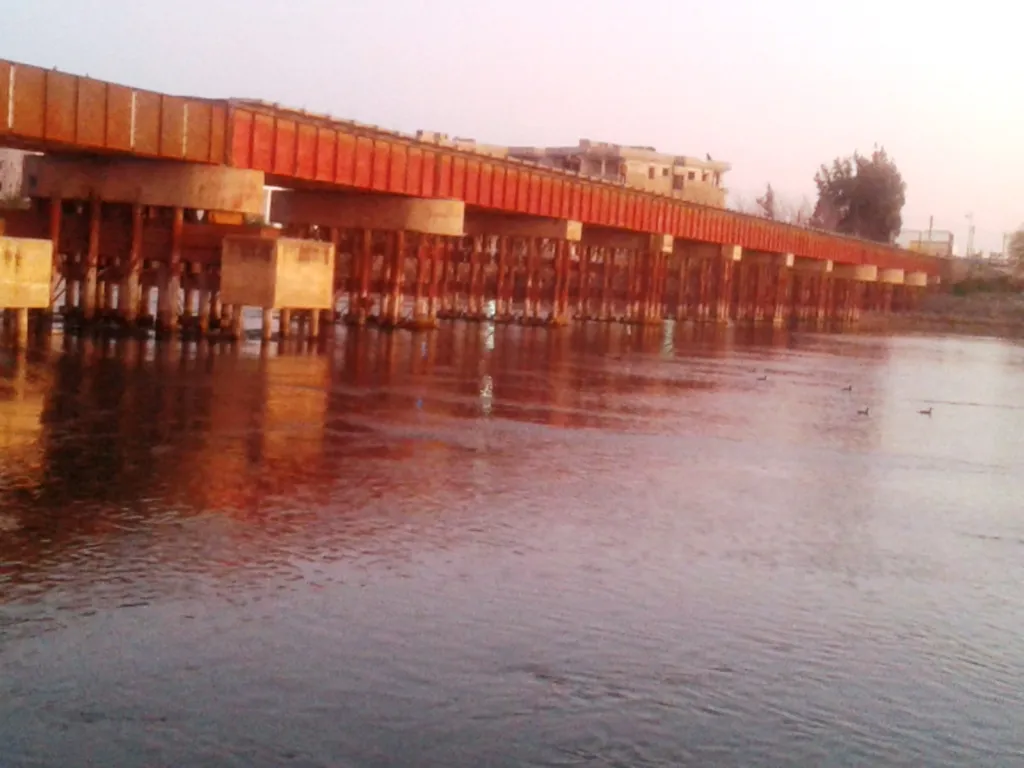 بدء عبور المشاة على جسر الرقة القديم