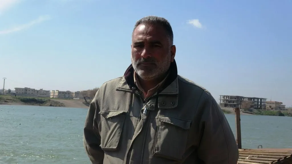 بدء عبور المشاة على جسر الرقة القديم