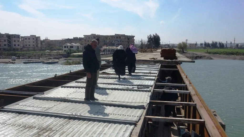بدء عبور المشاة على جسر الرقة القديم