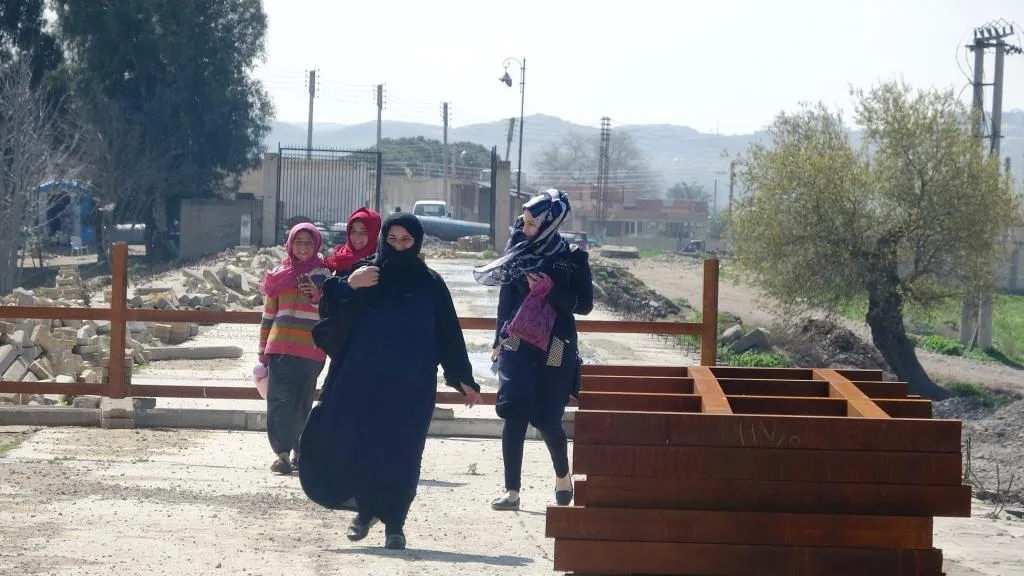 بدء عبور المشاة على جسر الرقة القديم