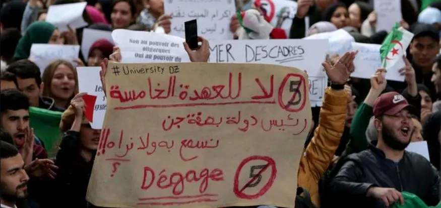الدعوة إلى إضراب عام وطائرة بوتفليقة تغادر الجزائر