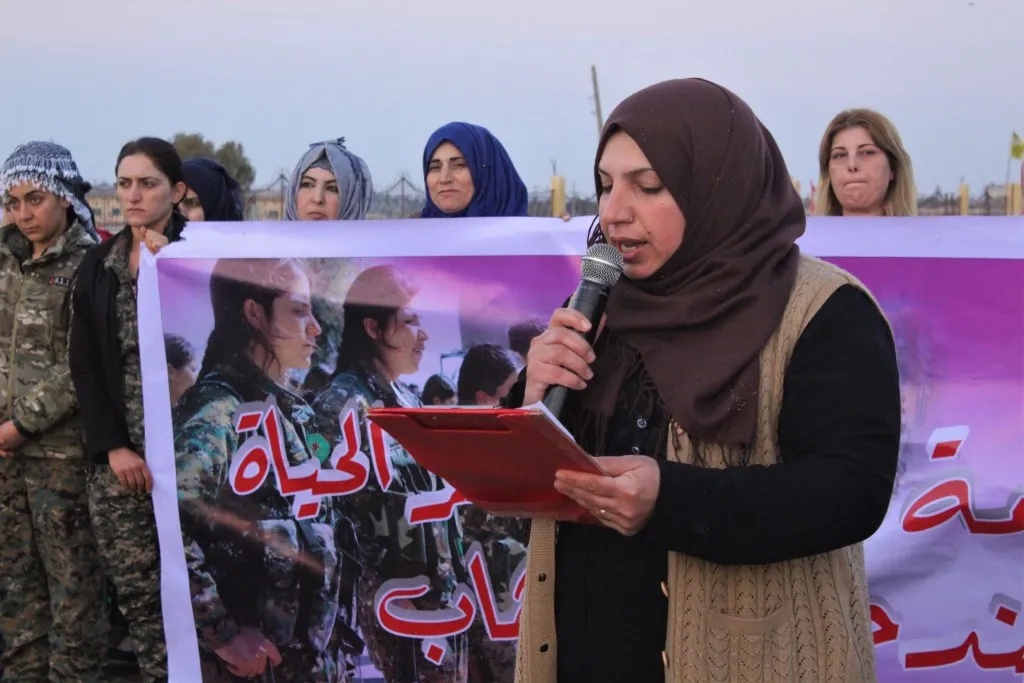 زيارة لمزار الشهداء وتوزيع الهدايا بمناسبة 8 آذار