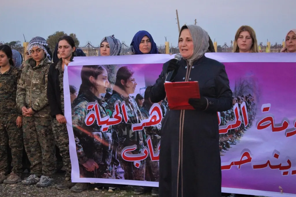 زيارة لمزار الشهداء وتوزيع الهدايا بمناسبة 8 آذار