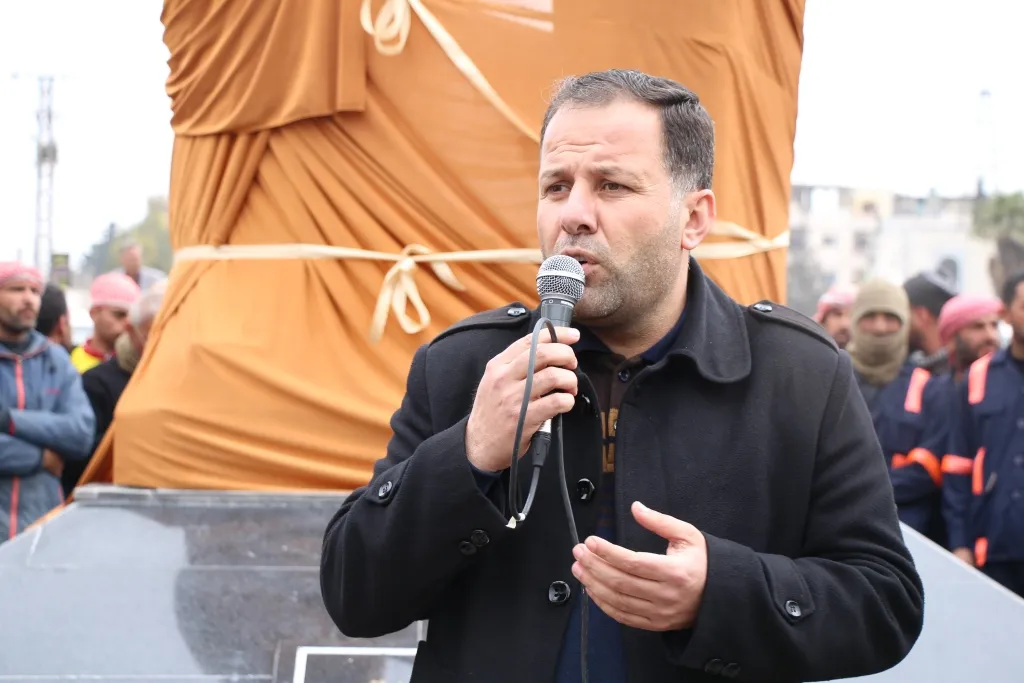 نصب تمثال في مدينة منبج تقديراً لعمال النظافة